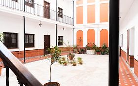Muy Céntrico Apto. En típico Patio Sevillano